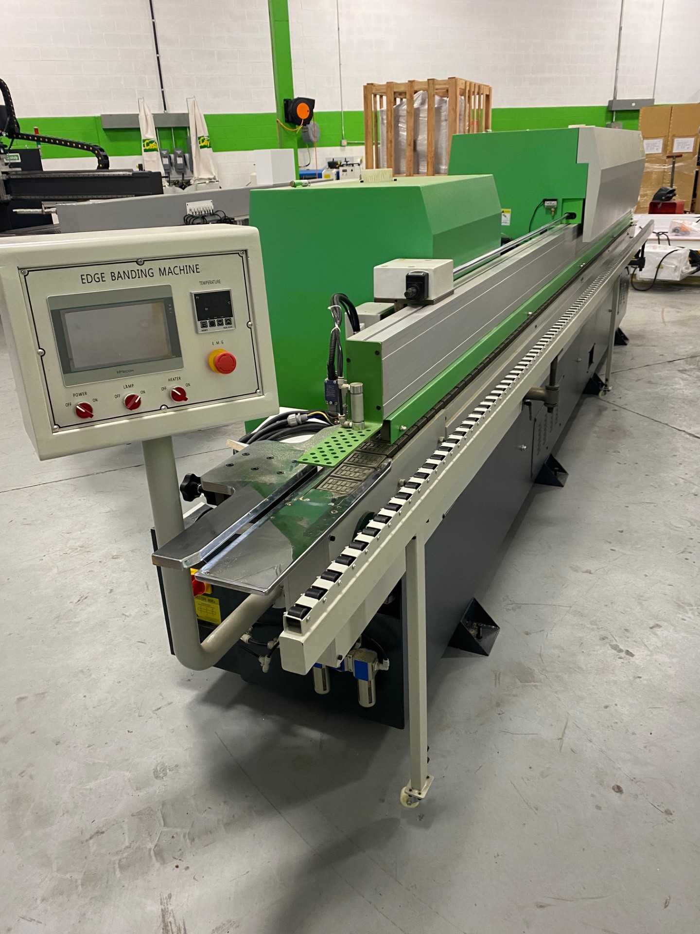 Plaqueuse de chant EB-M8 Pré-Mill et Corner Rounding